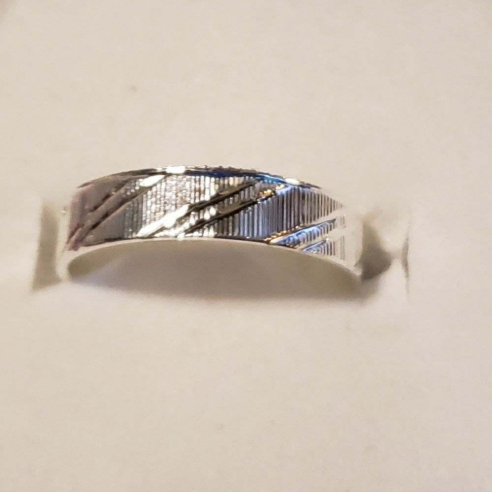 🛍 Silver tone ring